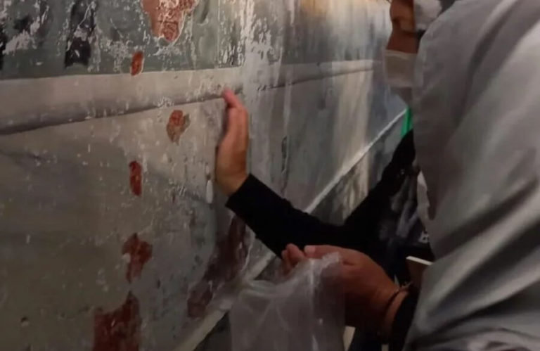 New vandalism in Hagia Sophia: “Souvenirs” from walls, hoping for a miracle?