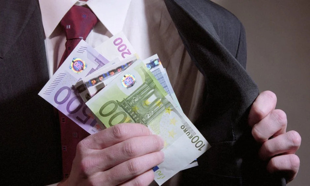98% of Greeks Believe Corruption is ‘Widespread’ in Greece