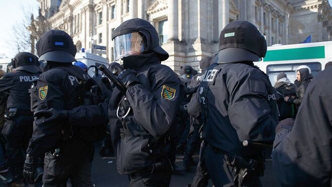 1,000 anti-fascist demonstrators detained in Leipzig, Germany police kettle for hours