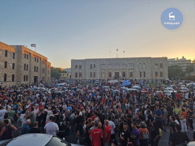 Hundreds of locals march in Rhodes demanding firefighting resources, compensation, reforestation (video)