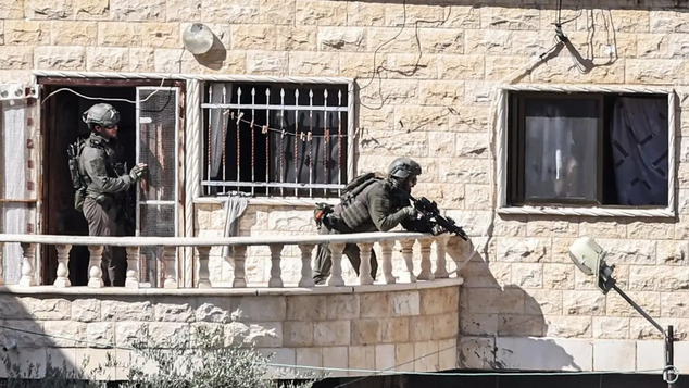Israeli soldiers filmed throwing Palestinian bodies from rooftop