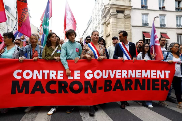 Macron destitutio ! Des manifestants de plus en plus indignés à Paris