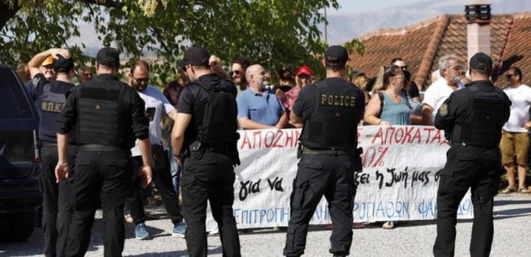 Angry citizens jeer at PM Mitsotakis visiting flood-stricken Thessaly