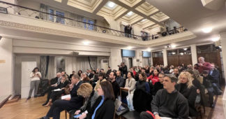 « Une démocratie à bout de souffle » – Un rapport commun des organisations indépendantes révèle des violations croissantes de l’État de droit en Grèce
