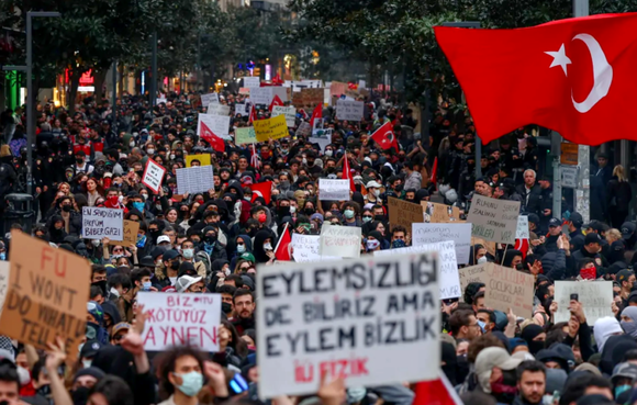 Protests erupt in Türkiye following Erdoğan’s jailing of rival