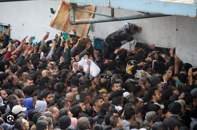 Gaza Aid Center Overrun by Starving Crowds, US Personnel Flee