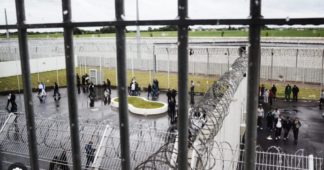 Eau payante et promenades en plein soleil : l’enfer estival dans les prisons