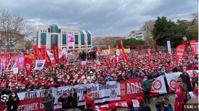 Hundreds of thousands of public sector workers in Turkey strike against the government’s miserly wage offer