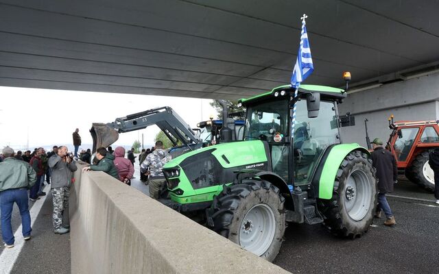Farmers block Athens-Lamia highway, protests over EU payment delays intensify