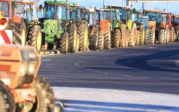 Greek Farmers Reject Gov’t Measures, Threaten to Keep Road Blockades