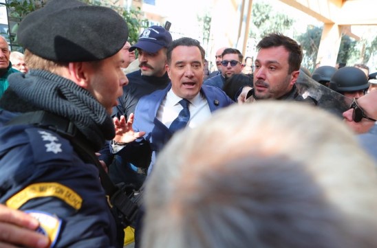 Health Minister booed and assaulted during public hospital visit (VIDEOS)