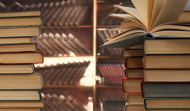 Ils achètent des milliers de livres… pour les détruire : la méthode qui scandalise le monde de l’IA