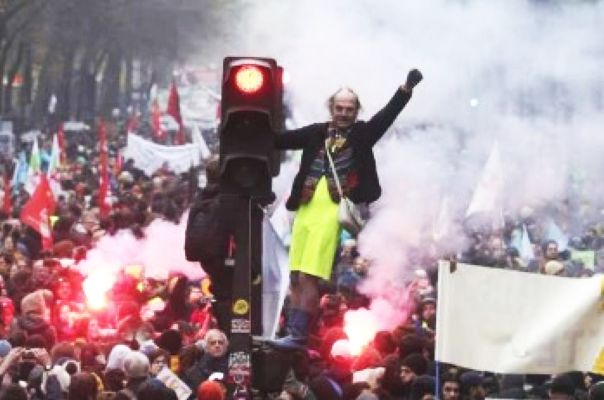 Katyusha in the middle of Paris: Protesters demand a general strike to the tune of a Soviet tune (VIDEO)